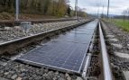 Planta solar ferroviaria en Suiza, energía solar y trenes en Suiza, tren con energía solar en Suiza, energía solar en las vías del tren.