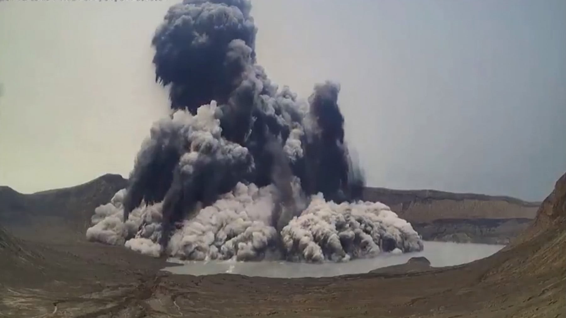 El hipnótico espectáculo de la erupción del volcán Taal en Filipinas