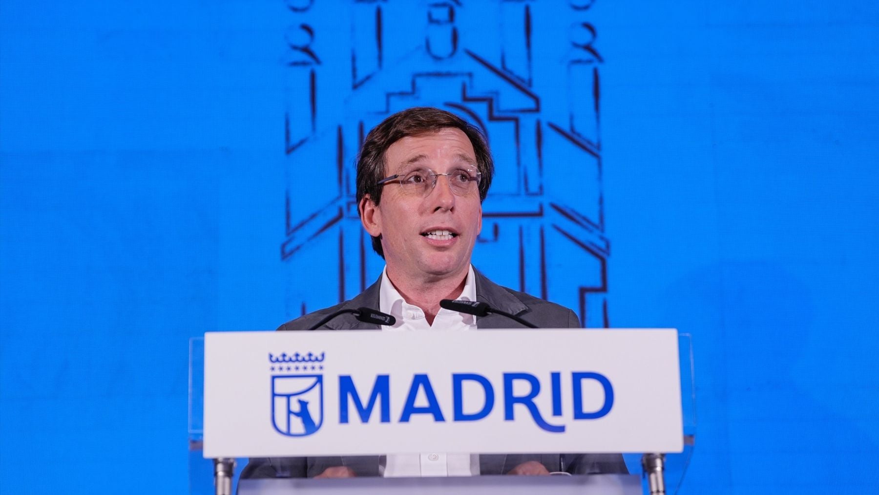 Almeida exigirá arraigo a Madrid y cobrar una renta media para acceder a viviendas públicas