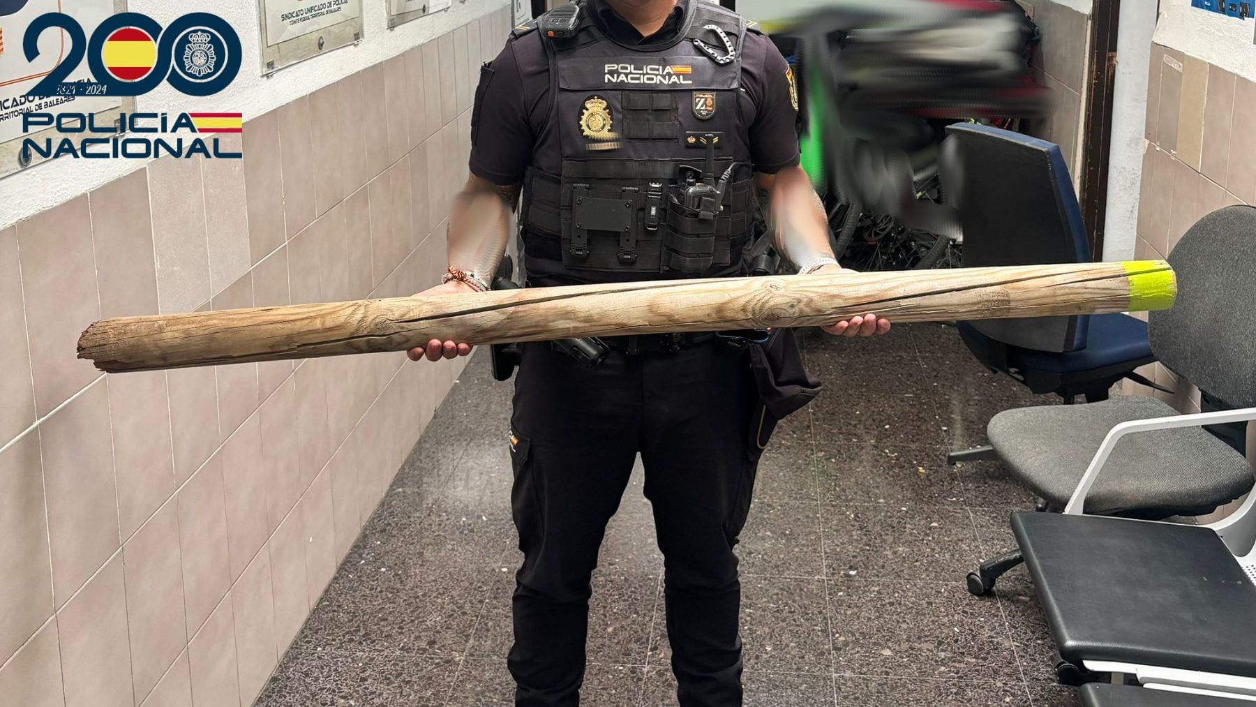 El palo de madera con el que la mujer amenazó a los moradores de la vivienda.