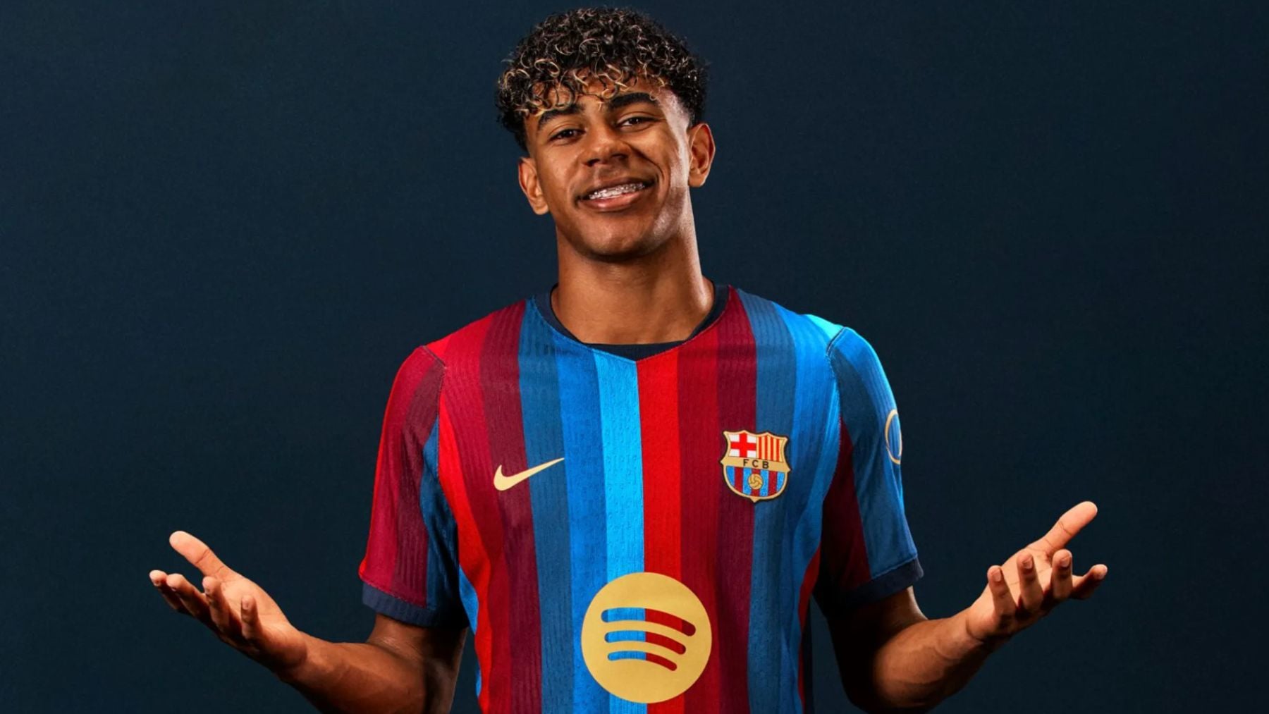 El Barcelona presenta su nueva camiseta para el tercer año de Flick