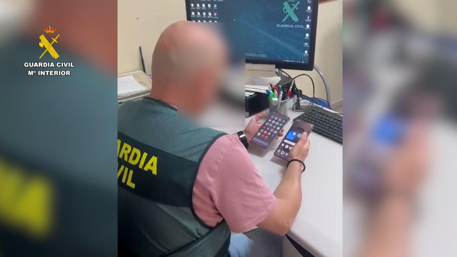 Imagen de los dos móviles incautados por la Guardia Civil.
