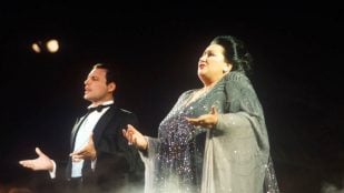 Freddie Mercury y Montserrat Caballé, en los Juegos Olímpicos. Fotografía de Bauer-Griffin, 1987.