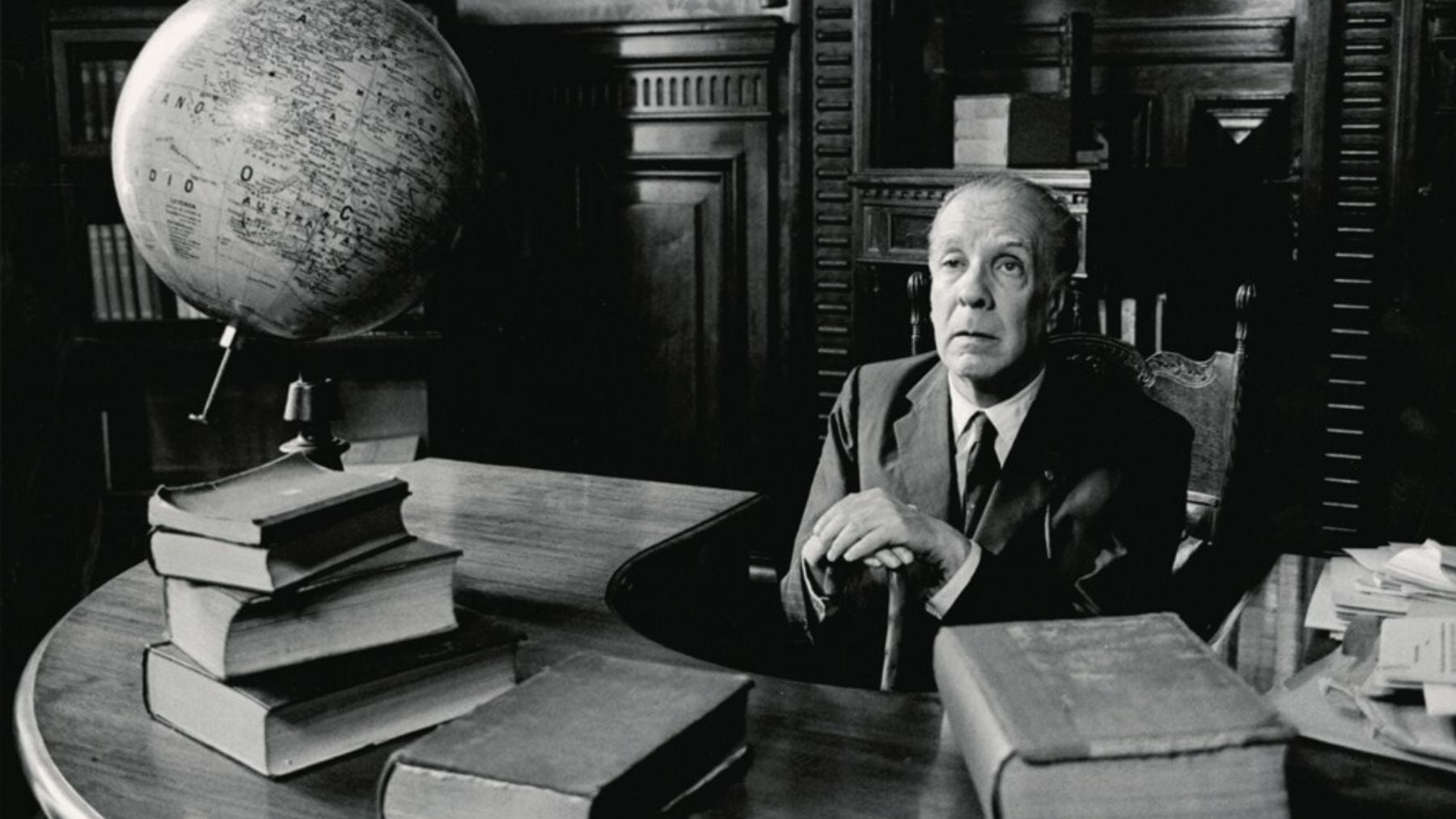 Jorge Luis Borges, escritor y poeta argentino: Uno no es lo que es por lo que escribe, sino por lo que ha leído
