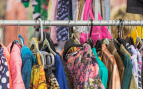 Ropa en tienda de segunda mano