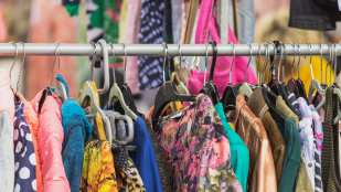 Ropa en tienda de segunda mano