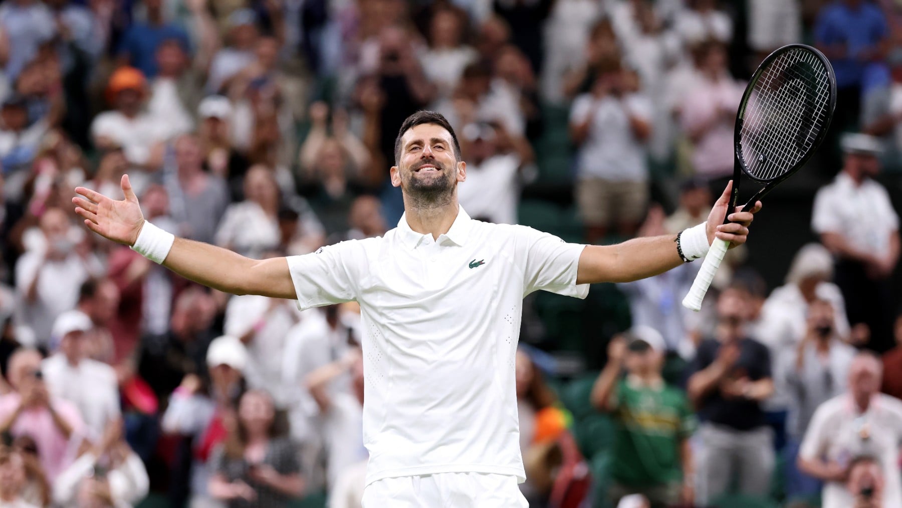 Djokovic ya está aquí: atropella a Tsitsipas y crece en Wimbledon