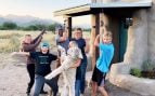 Una familia con 4 hijos construye una casa autosuficiente en el desierto usando tierra, agua de lluvia y energía del sol. Foto: Tiny Shiny Home