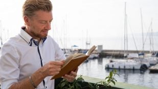 Hombre leyendo un libro. Foto: Freepik
