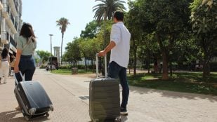 Turistas con maletas
