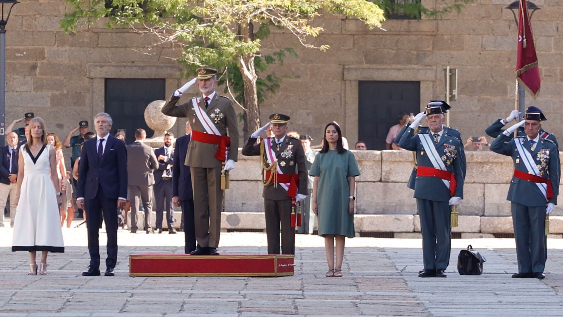 Gritan ¡Viva la UCO! delante del Rey y Marlaska durante un acto de la Guardia Civil en El Escorial