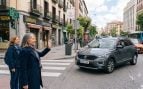 Persona dando las gracias por dejarla pasar (Imagen hecha con IA)