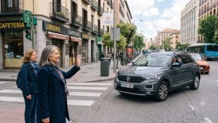Persona dando las gracias por dejarla pasar (Imagen hecha con IA)