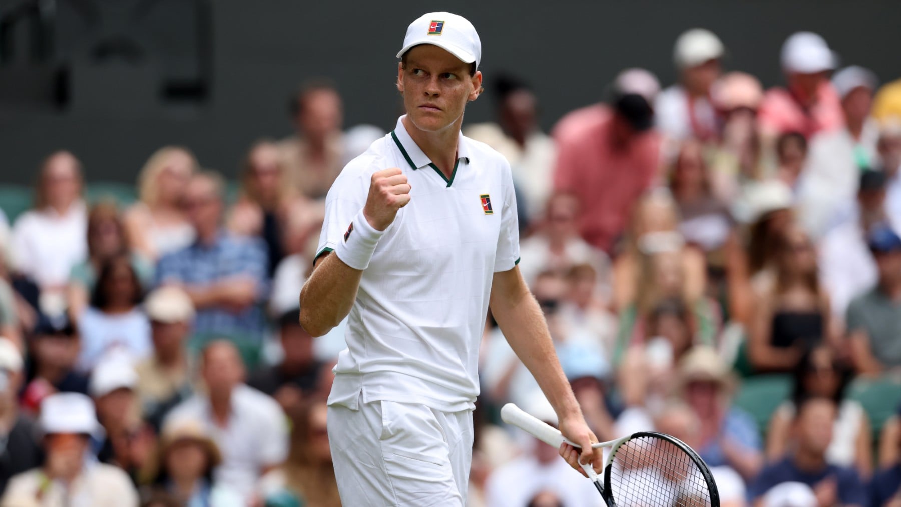 Sinner baja al barro para resolver otro aprieto en Wimbledon