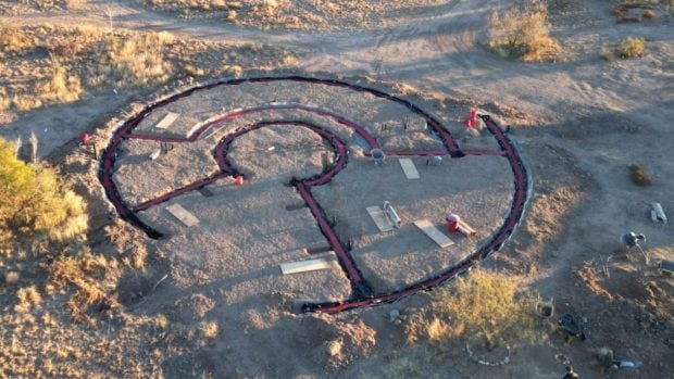 Una familia con 4 hijos construye una casa autosuficiente en el desierto usando tierra, agua de lluvia y energ&iacute;a del sol. Foto: Tiny Shiny Home