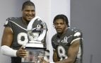 Calais Campbell y un compañero.