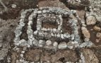 La estructura maya cuadrangular, que se compone de tres niveles y una banqueta, ocupa un lugar central dentro de lo que fue una unidad doméstica. Foto: Instituto Nacional de Antropología e Historia (INAH).