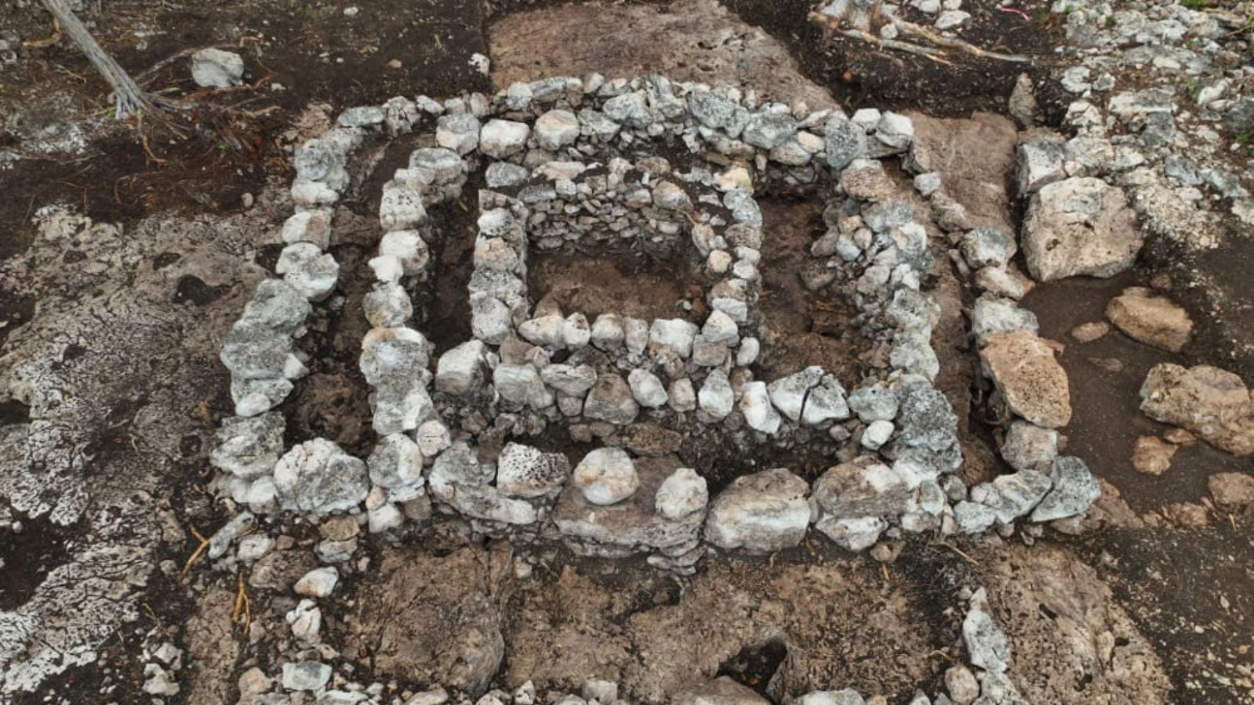 Sorpresón monumental en la arqueología mexicana: una obra ferroviaria desentierra un posible altar maya de 1.500 años muy bien conservado