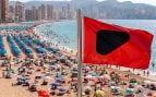 ¿Qué significa la bandera roja con un triángulo negro en la playa? Muchos la confunden y puede acarrear multas de hasta 3.000 euros