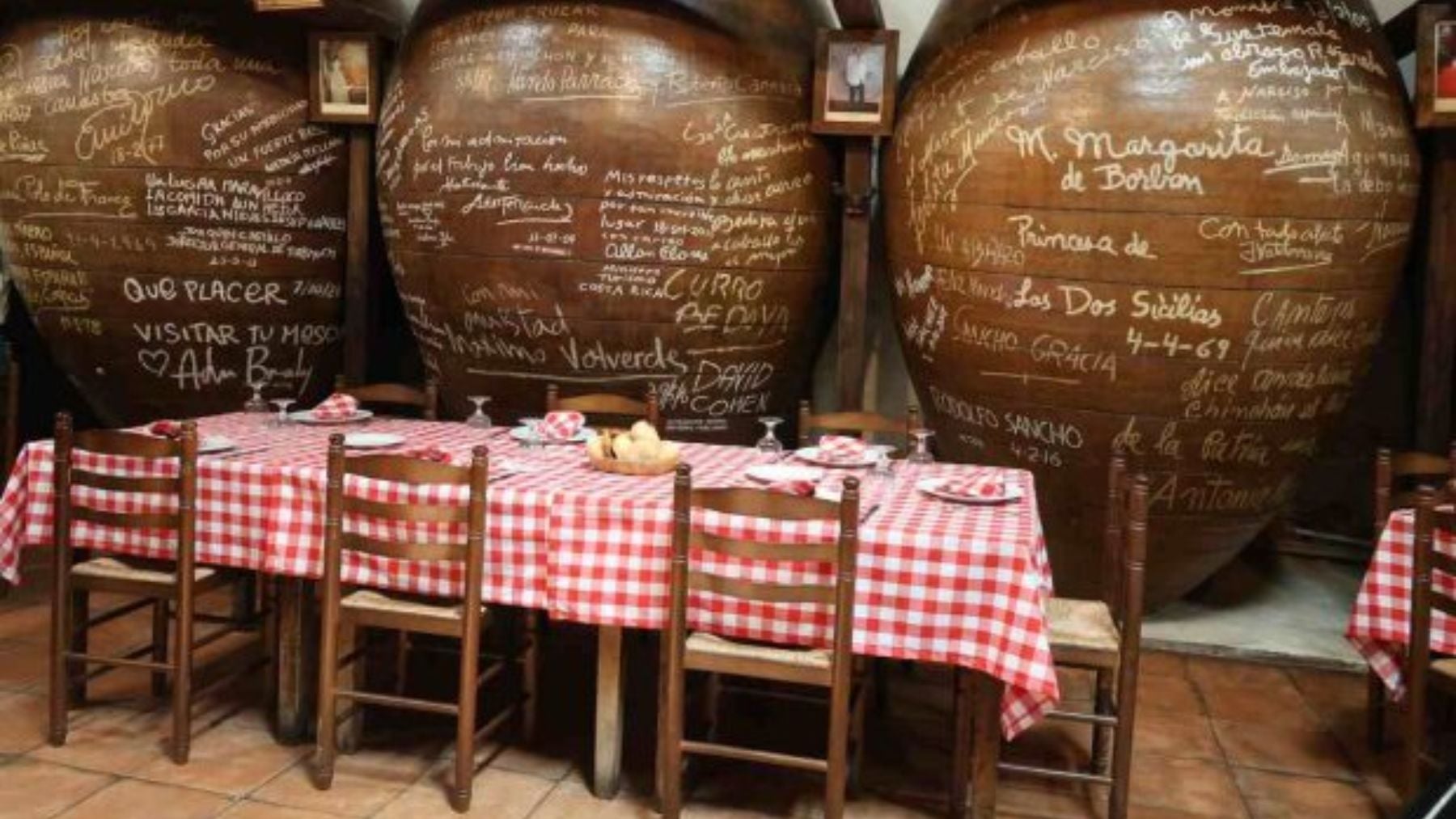 Comedor Mesón Cuevas del Vino. (Foto: Nacho Sandoval)
