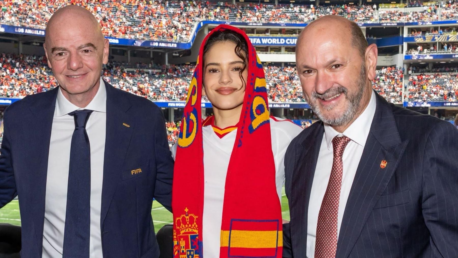 Rosalía aparece en el España - Austria junto a Infantino y las redes se llenan de comentarios por su atuendo