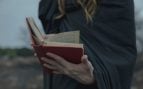 Una persona lee un libro. Con de lectura con referencia a la fantasía. Foto: Freepik