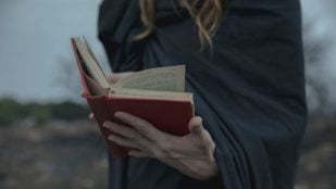 Una persona lee un libro. Con de lectura con referencia a la fantasía. Foto: Freepik