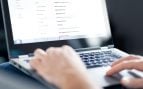 Persona mirando el correo (Adobe)
