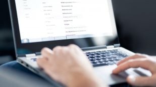 Persona mirando el correo (Adobe)