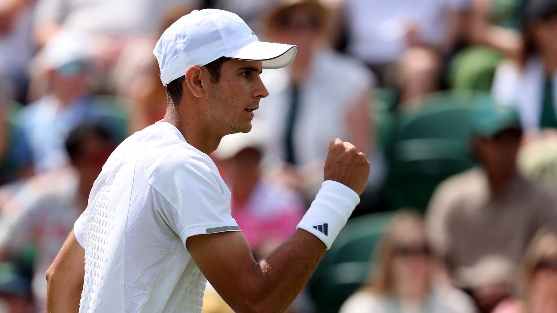 Jódar resplandece con el sol de Wimbledon y se lleva el derbi español de los dos días ante Carreño