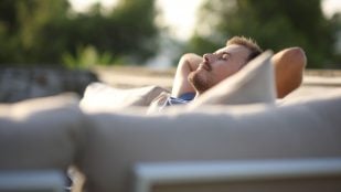 Dormir en la terraza (Adobe)