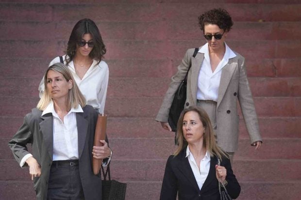 Las hermanas de Jonathan Andic a su llegada al Juzgado n&ordm; 5 de Martorell. (Foto: Europa Press)