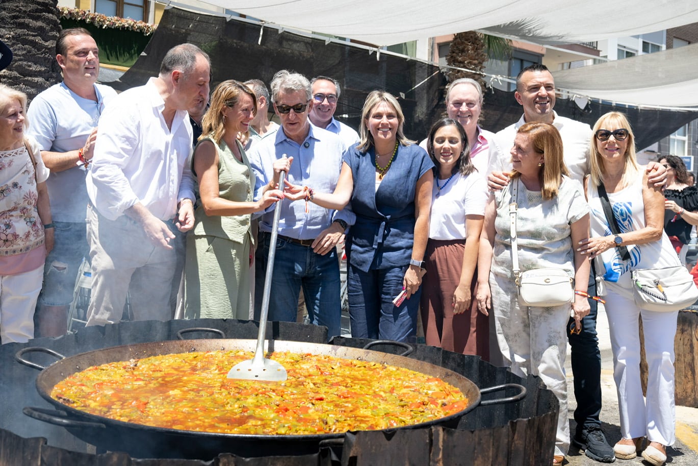 Feijóo y Marta Barrachina comparten tradición y hermandad en las paellas del Grao de Castellón