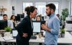 Dos personas en la oficina