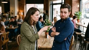 Dos personas en una cafetería