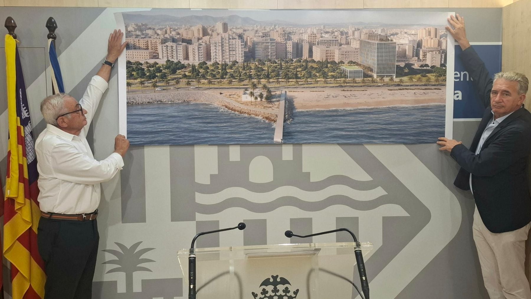 Los ediles de Vox en Palma, Fulgencio Coll y Juan Antonio Esteban, con una panorámica de la fachada marítima.