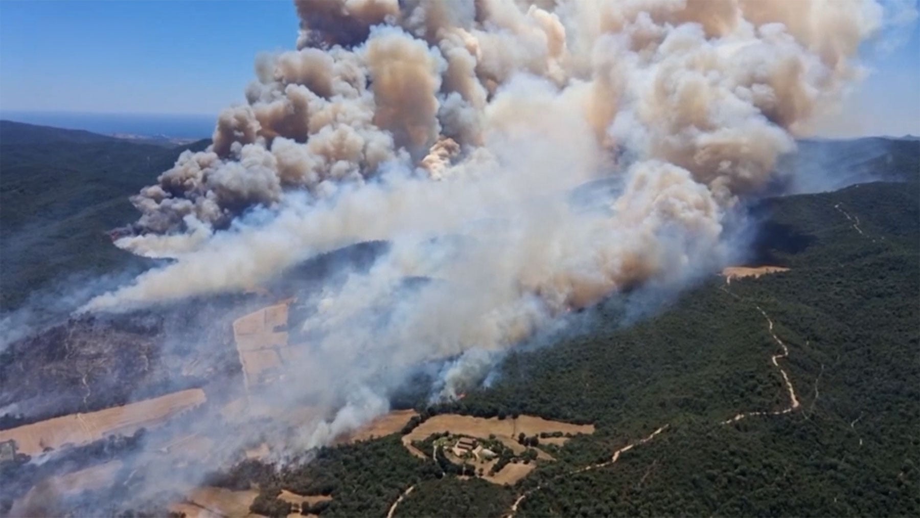 El incendio en La Bisbal del Ampurdán se descontrola: hay 12 localidades confinadas y piden la ayuda de la UME