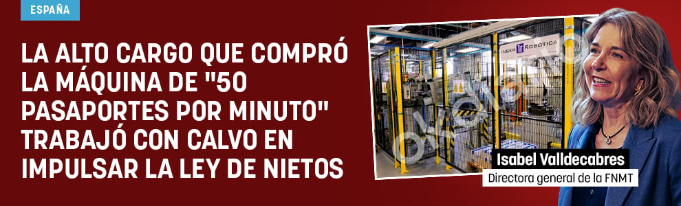 La alto cargo que compró la máquina de 50 pasaportes por minuto trabajó con Calvo en impulsar la Ley de Nietos