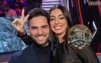Marieta y Suso junto a una imagen de la finca de Toledo en la que se casarán (Instagram/El Cigarral del Ángel)