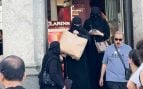 La imagen de sumisión de tres musulmanas tapadas con niqab en plena Gran Vía y en el Madrid del ‘Orgullo’