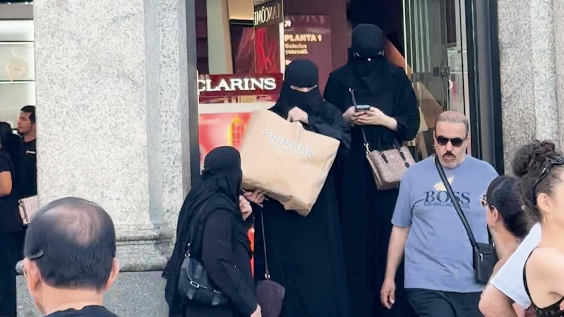 La imagen de sumisión de tres musulmanas tapadas con niqab en plena Gran Vía y en el Madrid del