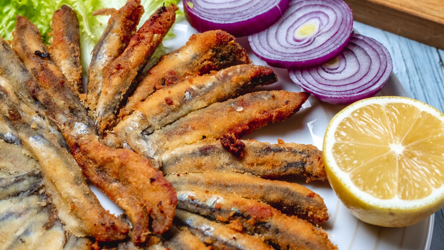 Ni huevo ni pan rallado: el truco infalible de los chefs andaluces para hacer el pescaíto frito como en los chiringuitos de la playa