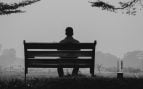 La psicología sugiere que las personas entre 50 y 75 años toleran mejor el silencio no porque sean adultos, sino porque tienen mayor madurez emocional