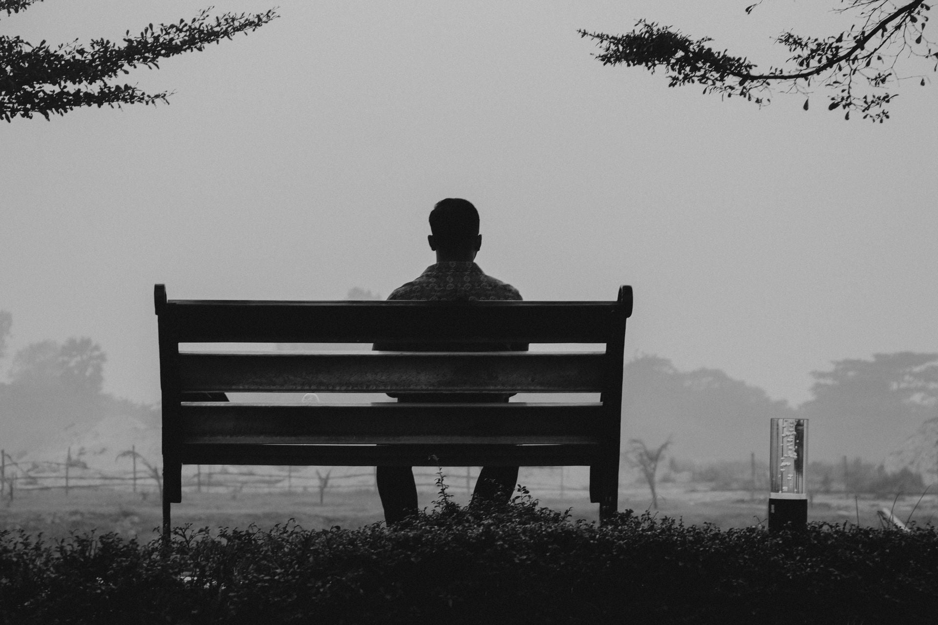 La psicología sugiere que las personas entre 50 y 75 años toleran mejor el silencio no porque sean adultos, sino porque tienen mayor madurez emocional