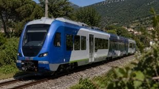 Tren suizo de hidrógeno, trenes stadler de hidrógeno, tren de hidrógeno en Cerdeña, Suiza hace trenes de hidrógeno para Italia.