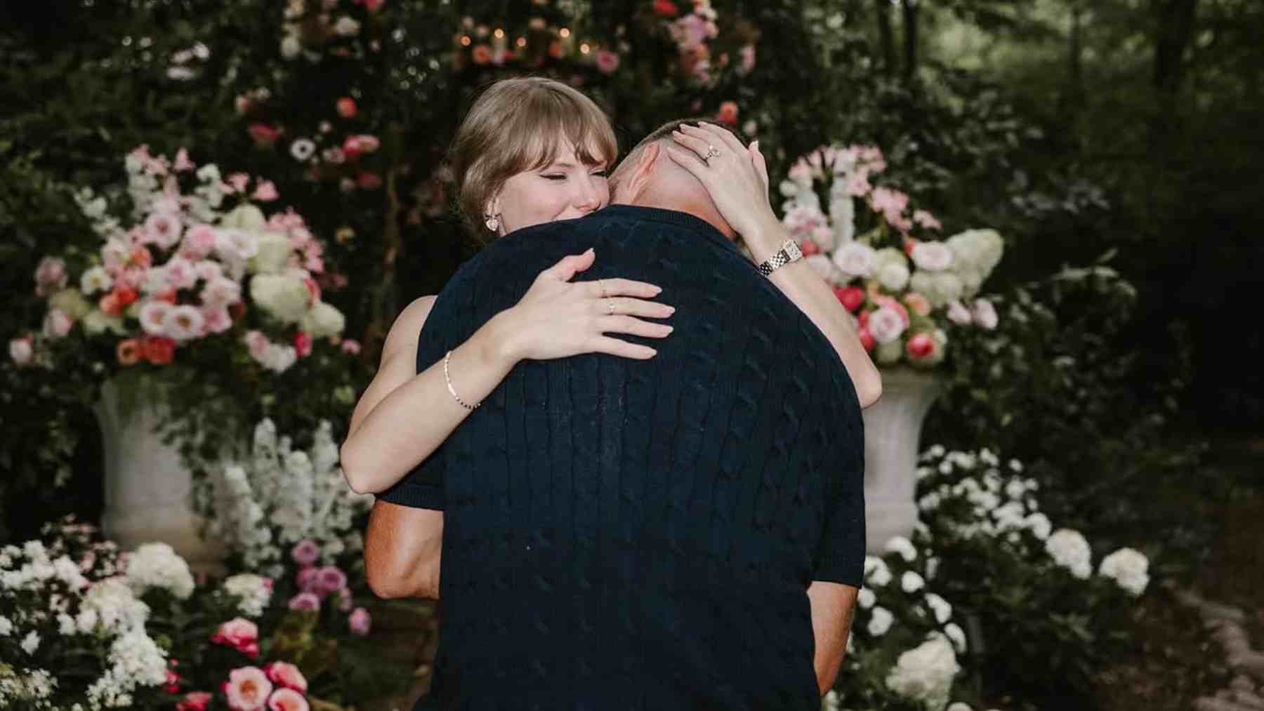 Taylor Swift y Travis Kelce en su pedida de boda. (Foto: @taylorswift)