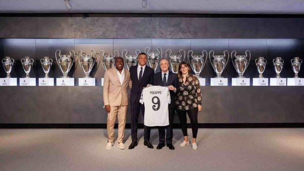 Kylian Mbappé posa con su madre, Fayza Lamari, y su padre, Wilfried Mbappé. (Foto: Real Madrid)