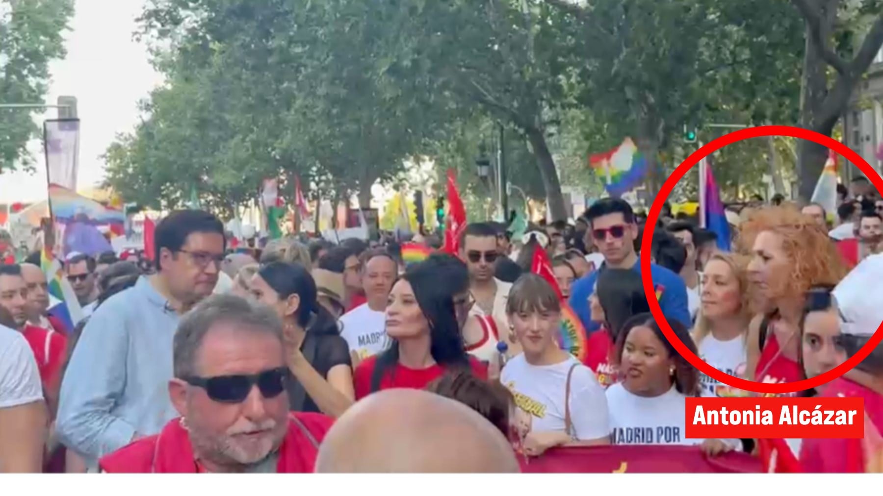 El PSOE lleva a la hermana de Gertrudis, la secretaria de Zapatero, a la primera fila de la marcha del Orgullo junto a Óscar López