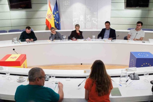Rodrigo Amírola junto a Yolanda Díaz, Carlos Macías y Lucía Martín González. (Foto: Europa Press)