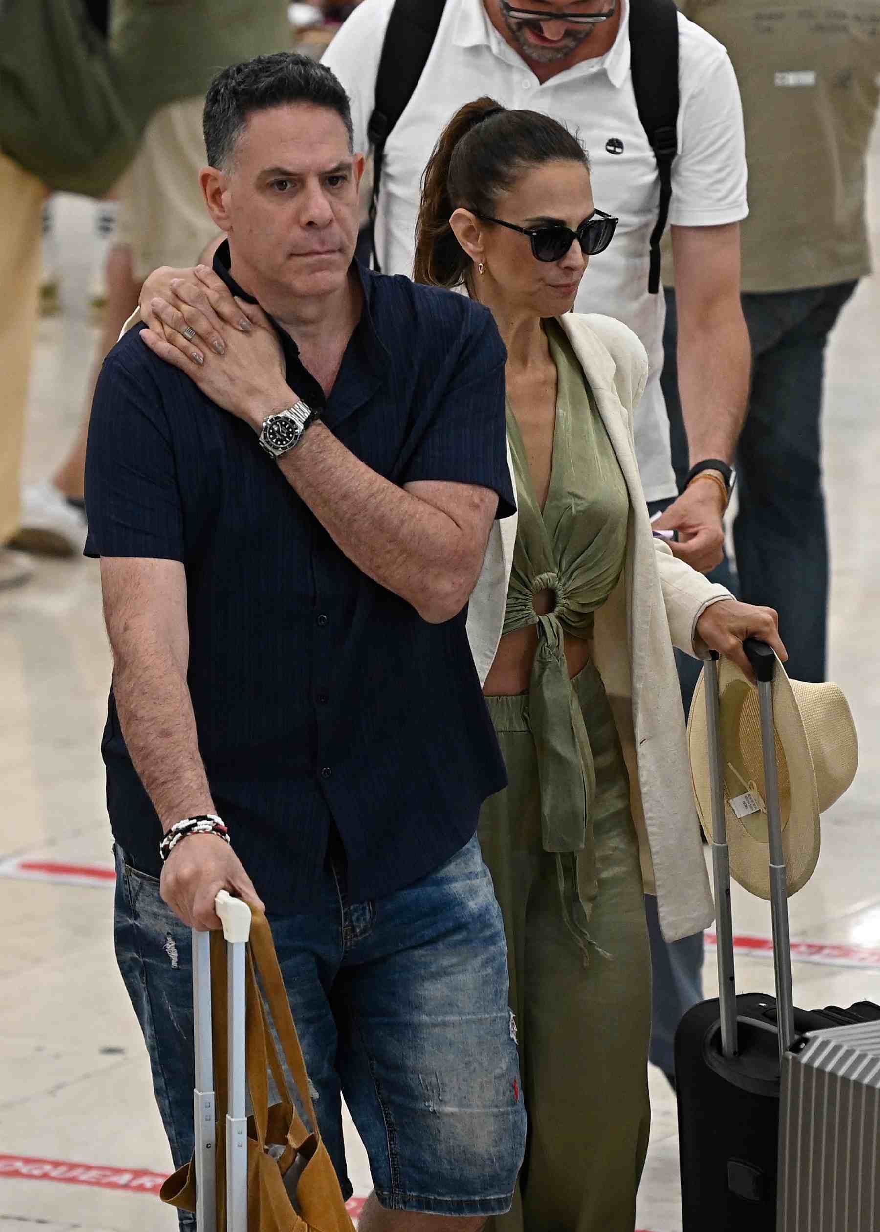 Nuria Ferg&oacute; y su novio, Claudio Bruno, en el aeropuerto Adolfo Su&aacute;rez Madrid. (Foto: Europa Press)